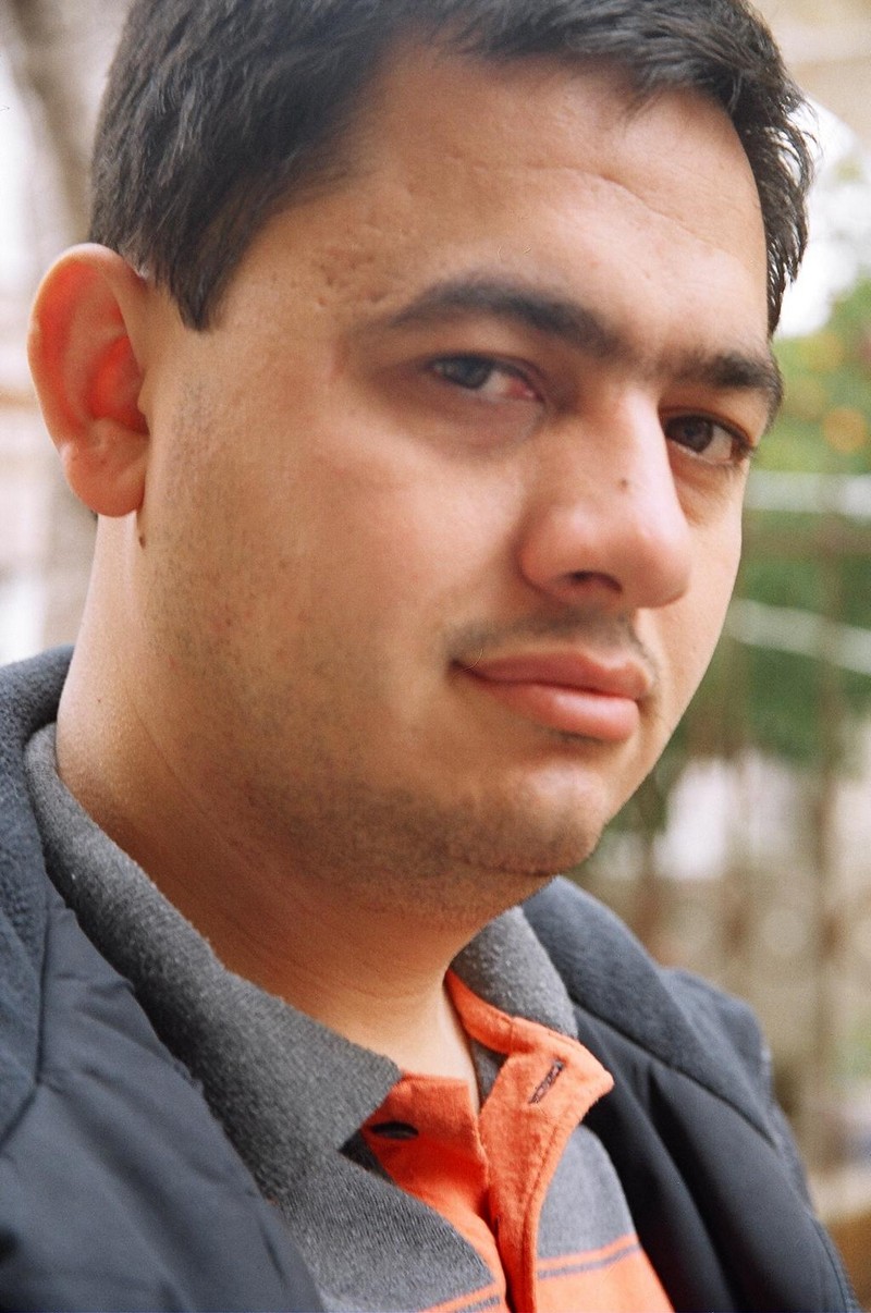 Koray Çokol'un mesleğin ilk yıllarında çekilmiş yakın plan portre fotoğrafı